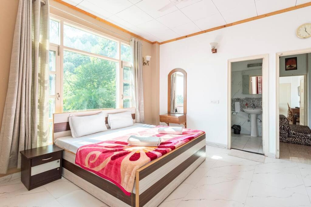 Kasauli Edge Apt With Balcony Exteriör bild